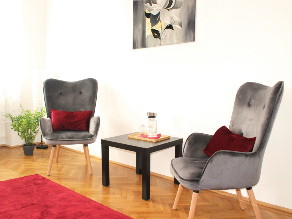 Psychotherapie in Wien: Sitzendes Setting und individuelle Behandlungsplanung | 2 Stühle und ein Tisch in der Praxis von Psychotherapeutin Mag. Astrid Oppenheim