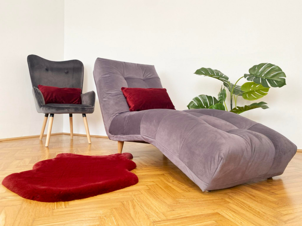 Psychotherapie in Wien: Liegendes Setting bei Mag. Astrid Oppenheim Psychotherapie | Couch für die Behandlung und als Ort für Entspannung und Selbstreflexion